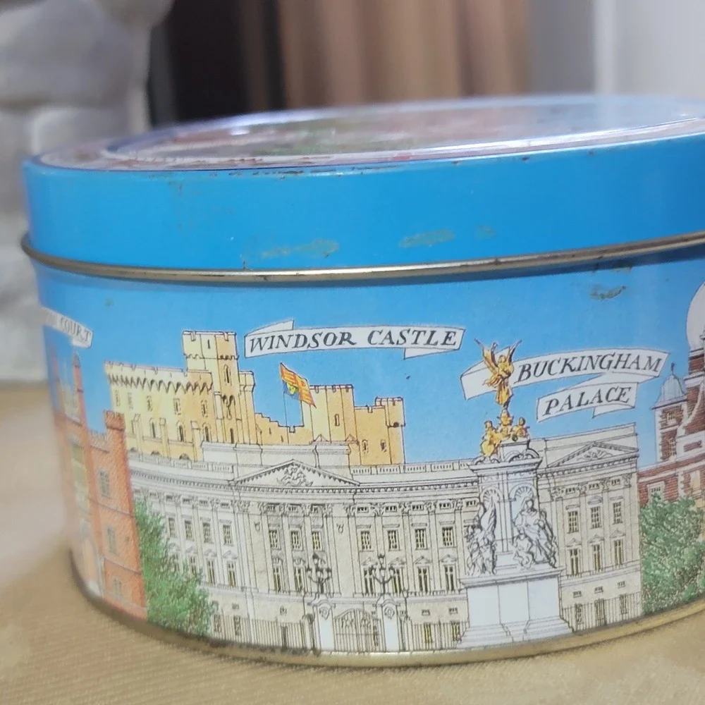 Authentic Vintage Bentley's of London Tin Famous London Landmarks 5.5